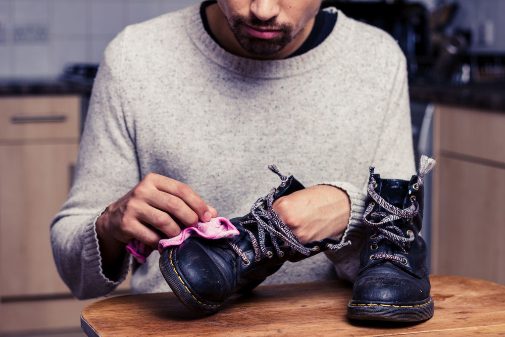 靴の掃除をする男性