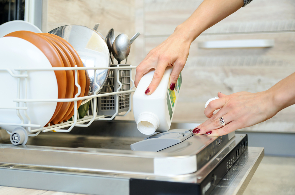 食洗機を掃除する女性
