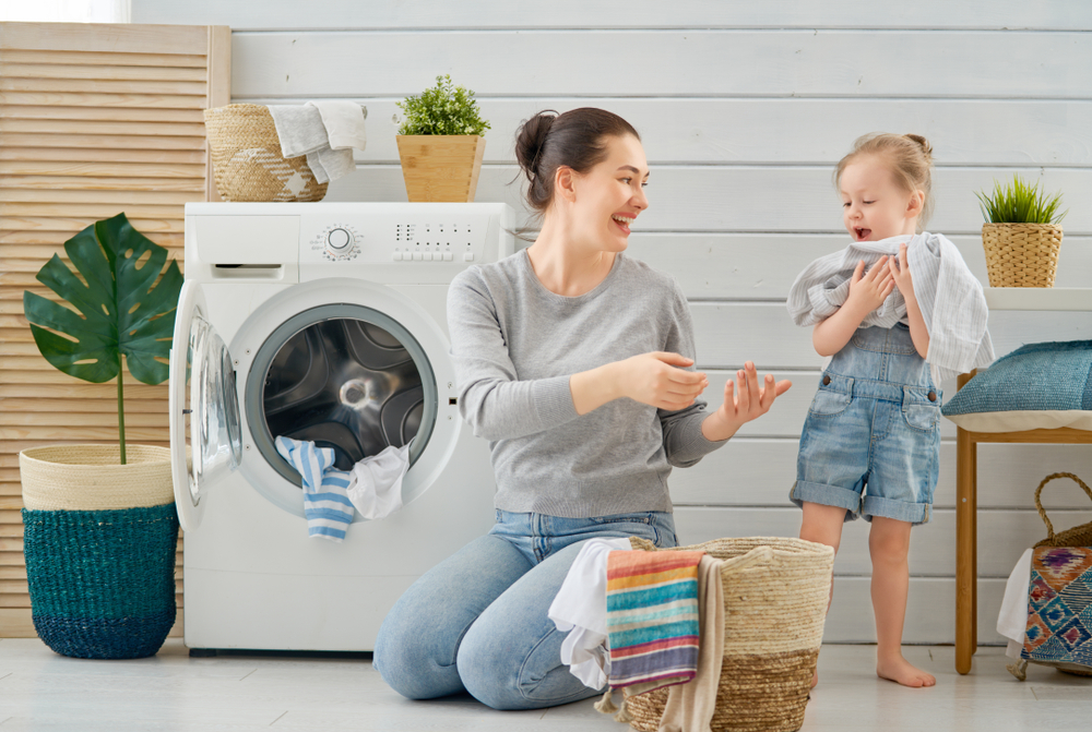 ナノックス ニオイ専用を使っての洗濯の洗い上がりに満足している女性と子供