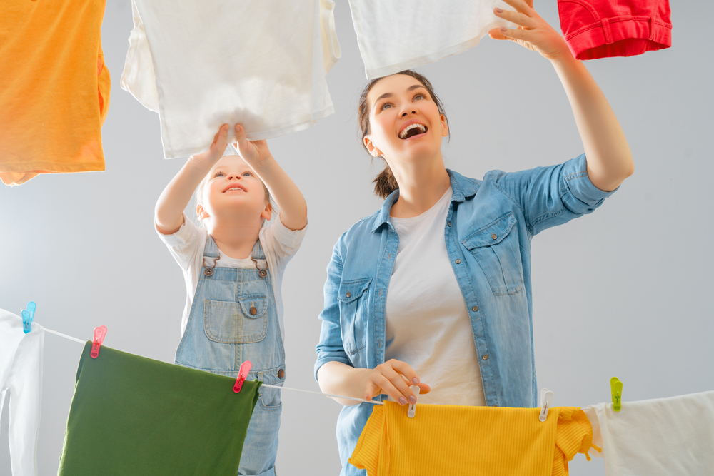 衣類乾燥除湿機を使った部屋干しの香りと仕上がりに満足している親子